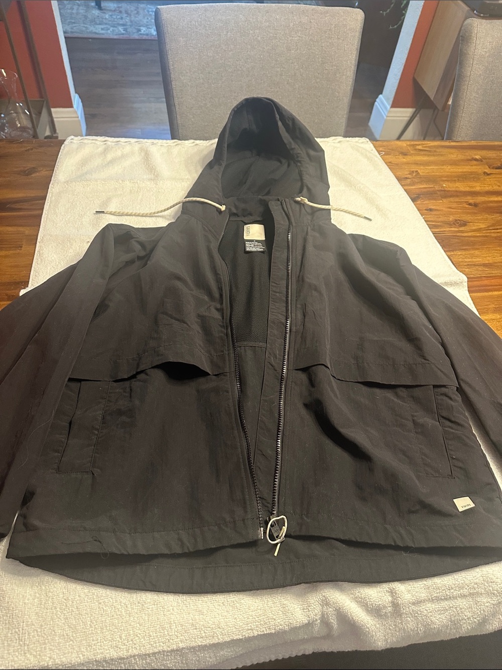 Vuori Black Women’s Hooded Windbreaker Jacket